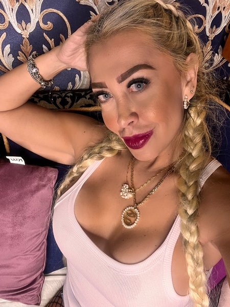 EvelynaGrey Photo