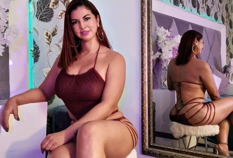 LizaStefano Photo