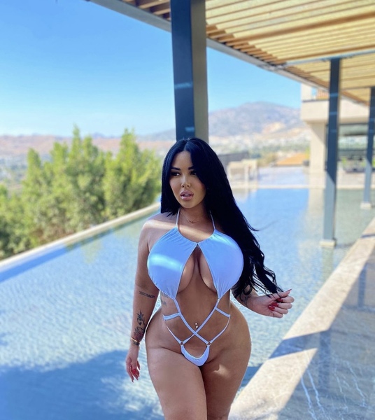 CurvyExoticBabe Photo