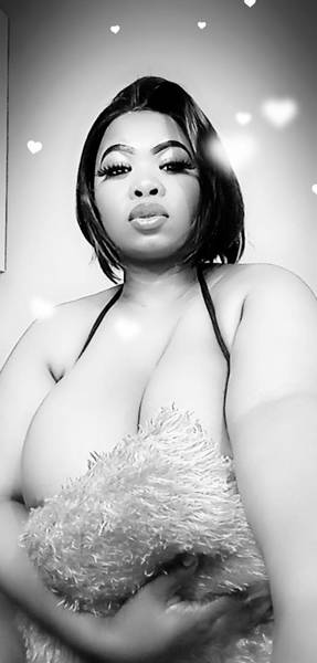 HUGEJUGS40DD Photo