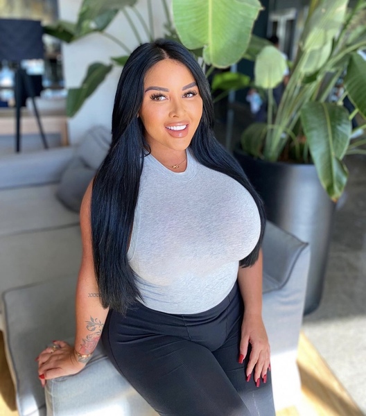 CurvyExoticBabe Photo