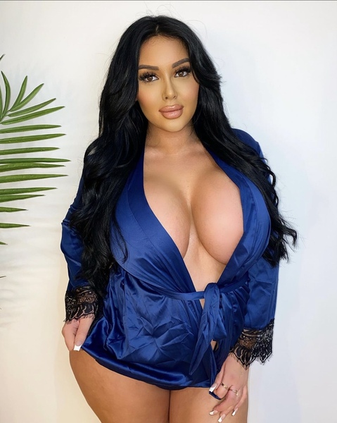CurvyExoticBabe Photo