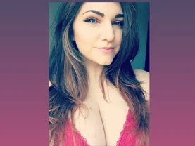 34HHGamerGirlHannah Live Cam