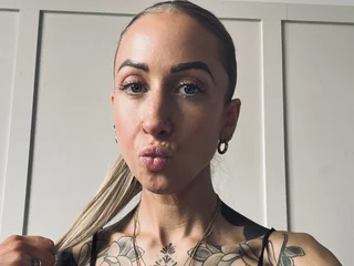 PrettyGreenEyesUK Live Cam