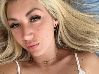 RidingChloe Live Cam