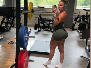 Bustyblondeharlow Live Cam